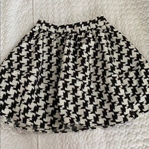 EXPRESS Black and white WOMEN size 0 circle skirt with side pockets